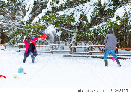 一對夫婦在雪地裡玩耍 124048135