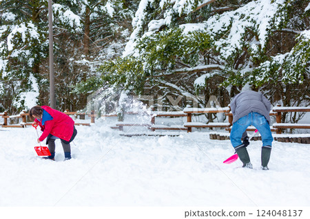Couple playing in the snow 124048137