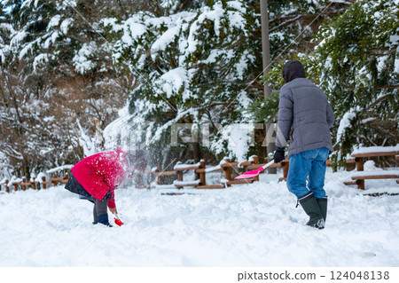 Couple playing in the snow 124048138