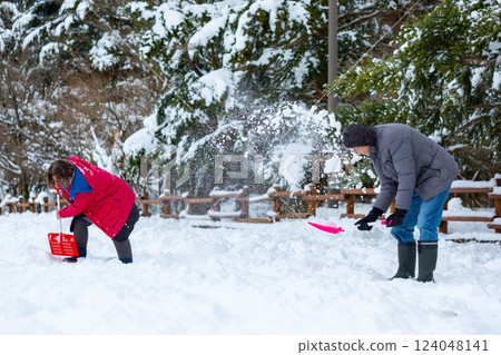 一對夫婦在雪地裡玩耍 124048141