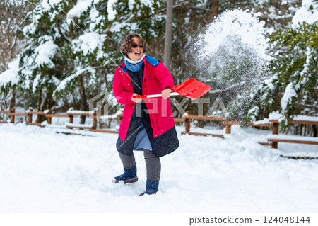 Couple playing in the snow 124048144
