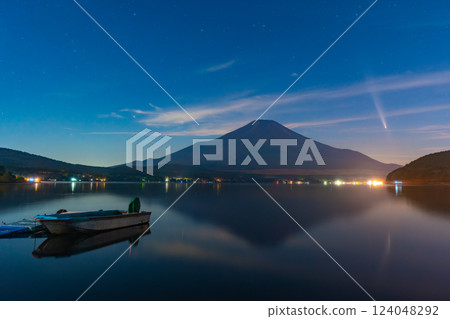 富士山、山中湖、阿特拉斯彗星 富士山、山中湖、阿特拉斯彗星 124048292