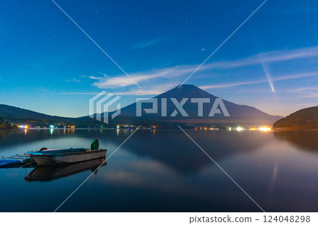 Mount Fuji, Lake Yamanaka, Comet Atlas Mount Fuji, Lake Yamanaka, Comet Atlas 124048298