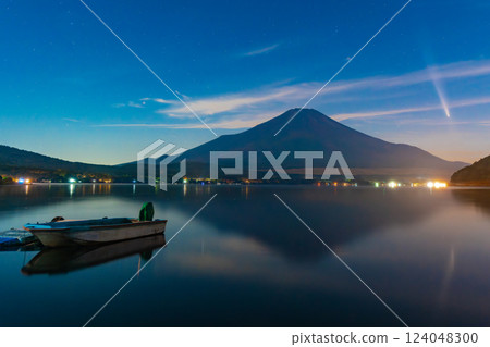 Mount Fuji, Lake Yamanaka, Comet Atlas Mount Fuji, Lake Yamanaka, Comet Atlas 124048300