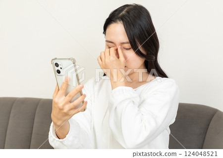 亞洲女人感覺眼睛疲憊 01 亞洲女人感覺眼睛疲憊 01 124048521