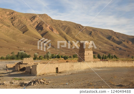 Morocco, near Midelt, Moyan Atlas Mountains, residential area surrounded by kasbahs, forts and citadels Morocco, near Midelt, Moyan Atlas Mountains, residential area surrounded by kasbahs, forts and citadels 124049488