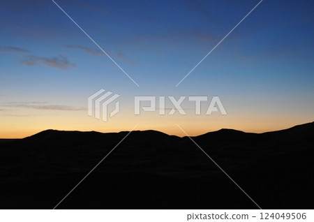 摩洛哥，撒哈拉沙漠，梅爾祖卡，梅爾祖卡沙漠，撒哈拉沙漠日出 124049506