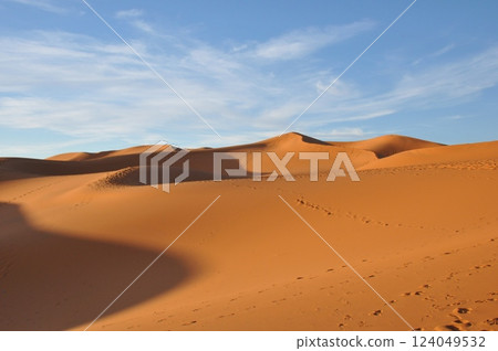 摩洛哥，撒哈拉沙漠，梅爾祖卡，梅爾祖卡沙丘在早晨的陽光下 124049532