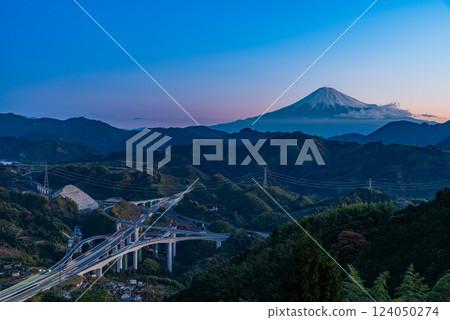 [靜岡縣] 新東名高速公路新清水JCT與黎明時的富士山 124050274