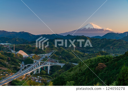 [靜岡縣] 新東名高速公路新清水JCT與黎明時的富士山 124050278