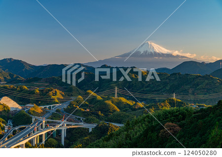 [靜岡縣] 新東名高速公路新清水JCT與黎明時的富士山 124050280