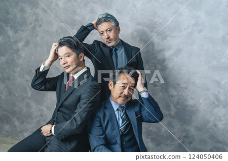 一群頭髮濃密的中年男性商務人士 124050406