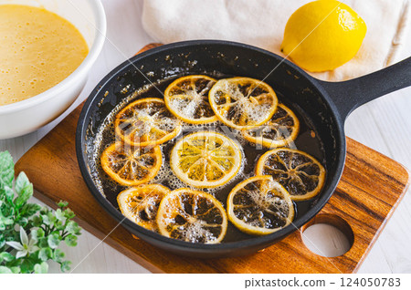 加熱糖和檸檬的混合物。 加熱糖和檸檬的混合物。 124050783