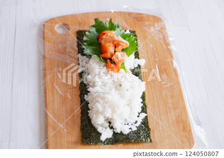 Making grilled salmon rice balls 124050807