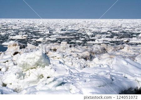 鄂霍次克海的流冰登陸知床半島宇登呂漁港 鄂霍次克海的流冰登陸知床半島宇登呂漁港 124051072