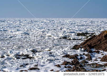 鄂霍次克海的流冰登陸知床半島的宇登呂 124051073