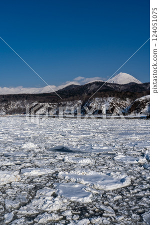 Drift ice in the Sea of Okhotsk coming ashore at Utoro Fishing Port on the Shiretoko Peninsula (vertical image) 124051075