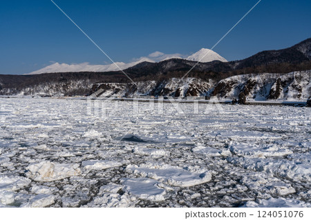 Drift ice in the Sea of Okhotsk coming ashore at Utoro fishing port on the Shiretoko Peninsula 124051076