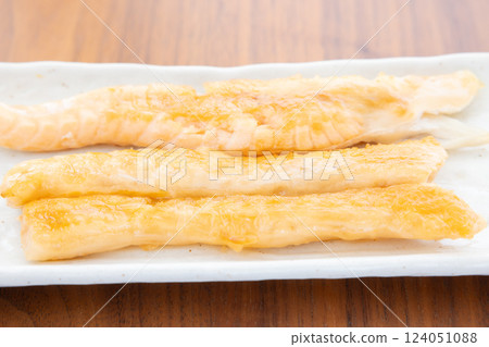 Delicious grilled salmon belly Delicious grilled salmon belly 124051088