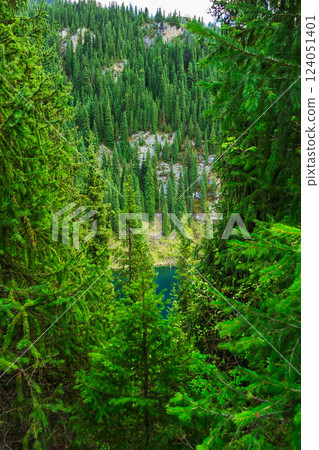 Summer lake kaindy in almaty. clean water in the mountains of kazakhstan 124051401