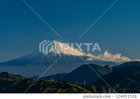 [Shizuoka Prefecture] Freshly snowed Mt. Fuji seen from the mountains of Shizuoka 124051528