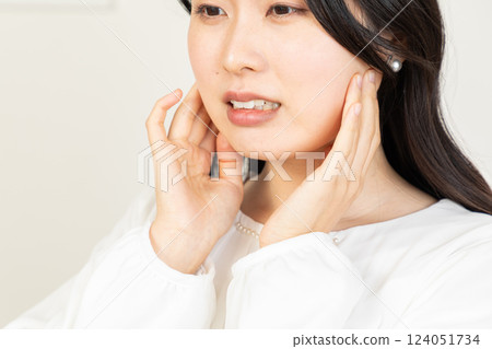 Asian woman feeling jaw pain 01 124051734