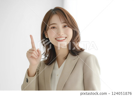 一位身著西裝的年輕女子微笑著指著上方 124051876