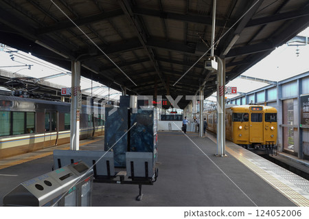 [JR-M12] Setouchi Ohashi Line: At Kojima Station (Kurashiki City, Okayama Prefecture) 124052006