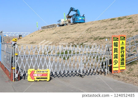 江戶川洩洪道河床上的施工現場 124052485