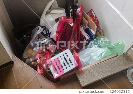 各類垃圾放在廚房門口，分類裝入垃圾袋 124052515