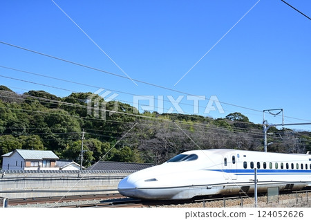 高速行駛的新幹線列車（在來線大鷹站） 124052626