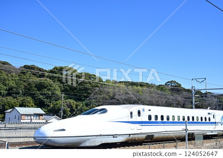 高速行駛的新幹線列車（在來線大鷹站） 124052647