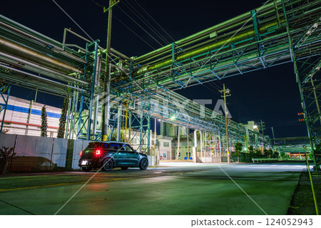 一輛 Mini 停在工廠中間 一輛 Mini 停在工廠中間 124052943