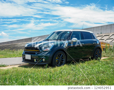 Cars parked near the breakwater 124052951