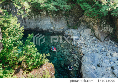 <Nagano> A couple enjoying leisure time at the Inugaeri-no-Fuchi in Atera Valley 124053090
