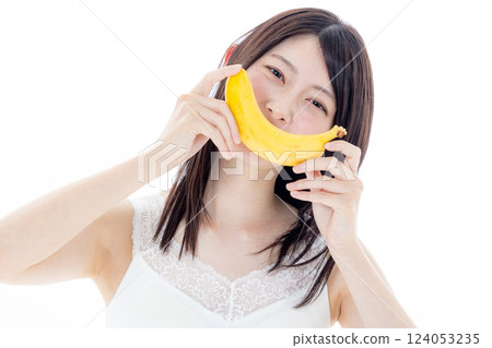 女人手拿水果：香蕉 124053235