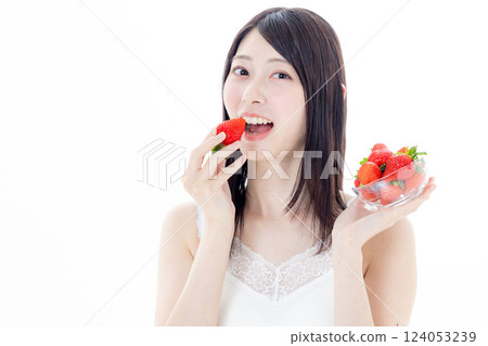 草莓的婦女 124053239