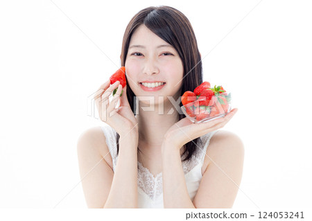 Women with strawberries 124053241