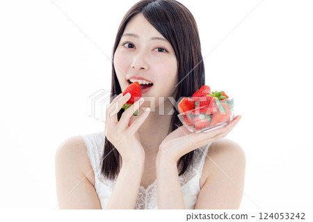 草莓的婦女 124053242