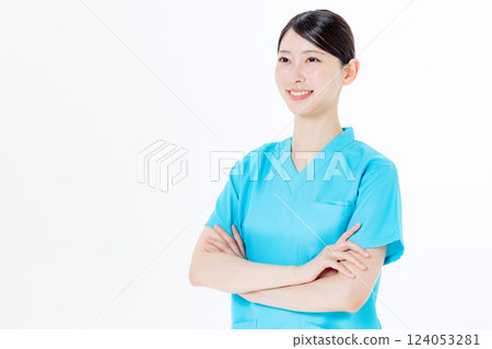 Female doctor in scrub 124053281