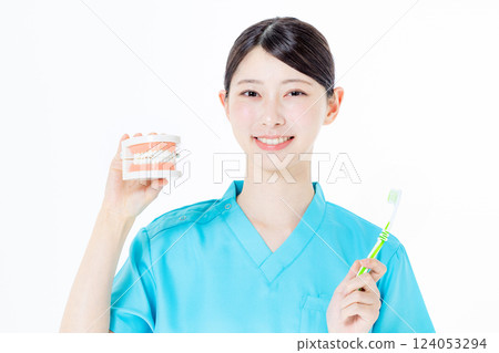 穿著手術服的女護士/牙齒衛生員 124053294
