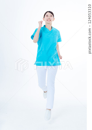 跳躍的年輕女護士 124053310