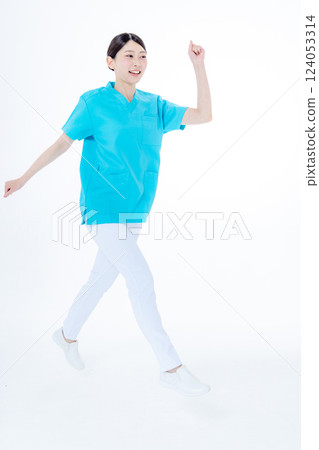 跳躍的年輕女護士 124053314