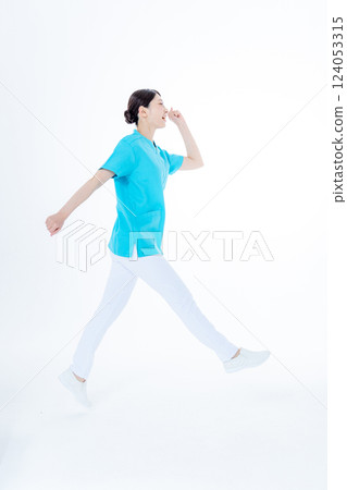 跳躍的年輕女護士 124053315