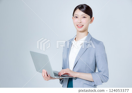 用筆記型電腦指導的女商人 124053377