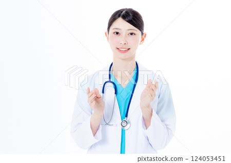 Female doctor speaking to the camera 124053451