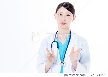 Female doctor speaking to the camera 124053453