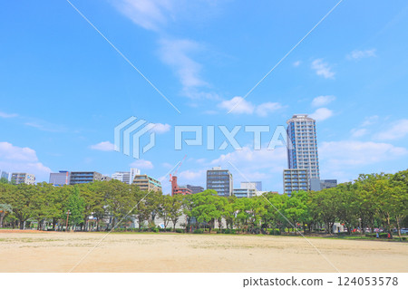 愛知縣名古屋市白河公園和公寓大樓的風景 124053578