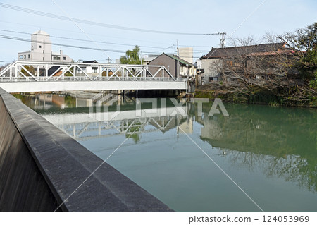 A small bridge over the Asano River 124053969