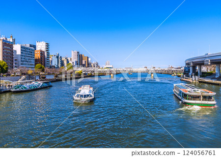 這是日本罕見的東京城市景觀。排列著三艘船，包括Emeraldas、Ajisai（中間）、Dokan，最右邊是特快列車Spacia X。 124056761